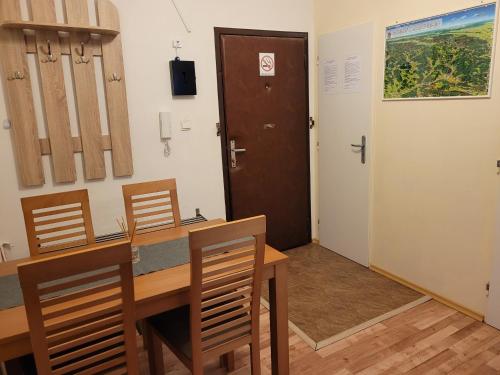 TV a/nebo společenská místnost v ubytování APARTMÁN ROŽŇAVA city & parking