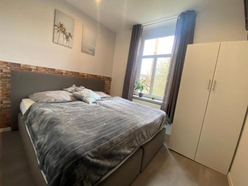 1 dormitorio con cama y ventana en Ferienwohnung "Greizer Straße 26", en Reichenbach im Vogtland