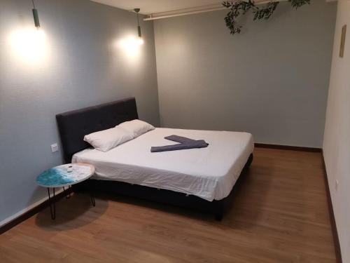 1 dormitorio con 1 cama con cabecero negro y mesa en PINNACLE KELANA JAYA, en Petaling Jaya
