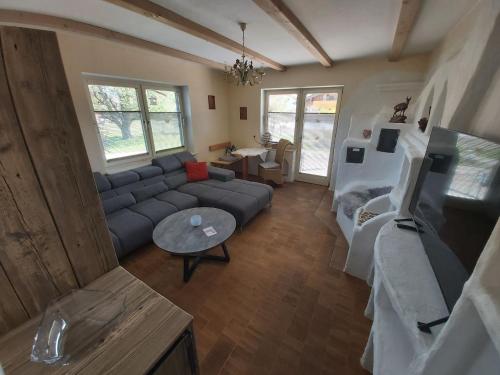 sala de estar con sofá y mesa en Appartement Bergblick, en Grassau