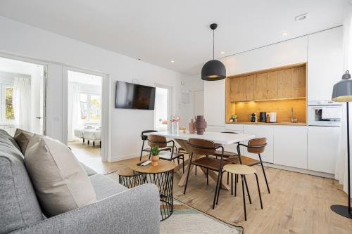 Il dispose d'une cuisine et d'un salon avec un canapé et une table. dans l'établissement Vallecano Apartments by Olala Homes, à Madrid