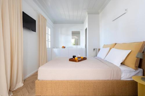 Un dormitorio con una cama con una bandeja de naranjas. en Guesthouse Niriides en Spétses
