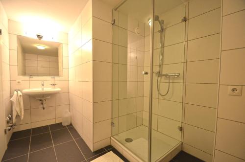 y baño con ducha y lavamanos. en Residence Alpin - TOP 8 by Four Seasons Apartments, en Kaprun