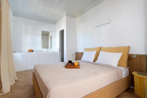 een slaapkamer met een bed en een dienblad bij Guesthouse Niriides in Spetses