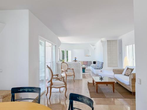 a living room with a couch and chairs at Villa Guacarachas in Cacla D'or