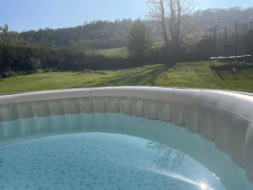 - une piscine avec vue sur la cour dans l'établissement Le Cerisier, à Meulers