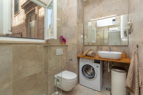 y baño con lavadora y lavamanos. en Kenova apartment Old Town, en Dubrovnik
