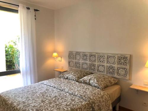 a bedroom with a bed and a window at Appartement cosy pour un séjour bien-être in Saumane-de-Vaucluse