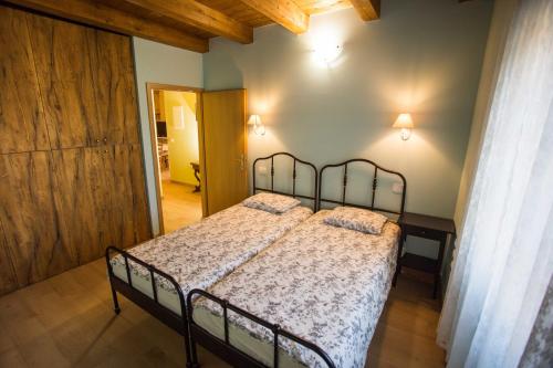 - une chambre avec un lit dans l'établissement Apartma Baladur, à Brezovica pri Gradinu