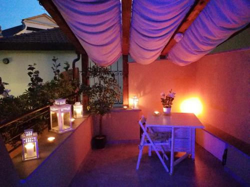 モンテロッソ・アル・マーレにあるLa Terrazza sul Mare [ ☆☆☆☆☆ ] Monterossoのキャンドルと照明付きのテーブルが備わる部屋