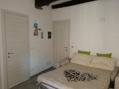 モンテロッソ・アル・マーレにあるLa Terrazza sul Mare [ ☆☆☆☆☆ ] Monterossoのドア付きの部屋にベッド付きのベッドルームがあります。