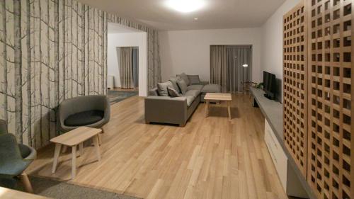 a living room with a couch and a tv at Cuibul de Lemn in Râşnov