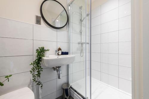 A bathroom at Stylish 2 bed apartment close to city