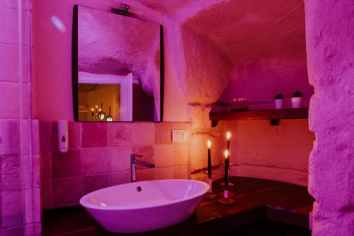 uma casa de banho com uma banheira branca num quarto cor-de-rosa em Lo Scorcio, casa vacanza nel cuore dei Sassi con vista incantevole con Self check-in em Matera