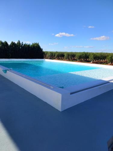 una gran piscina de agua azul en la parte superior en Quinta do Castelo, en Beja