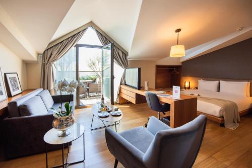 Uma área de estar em Dosso Dossi Hotels & SPA Downtown