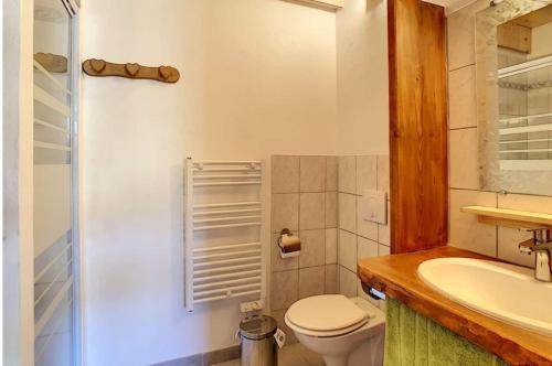 Ett badrum på La Ferme d'Henriette, à Samoëns