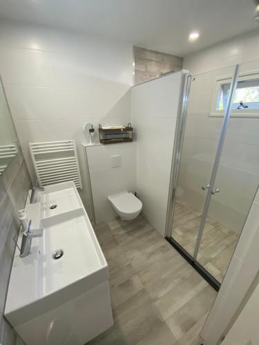 Een badkamer bij Heerlijke bungalow op 350 meter vanaf het strand!