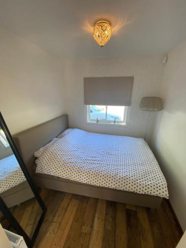 Een bed of bedden in een kamer bij Heerlijke bungalow op 350 meter vanaf het strand!