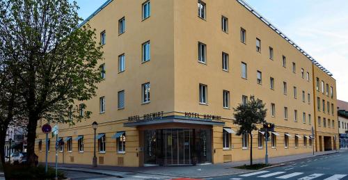 een groot geel gebouw op de hoek van een straat bij Altstadt Hotel Hofwirt Salzburg in Salzburg