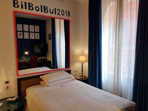 سرير أو أسرّة في غرفة في PHI HOTEL BOLOGNA "Al Cappello Rosso"