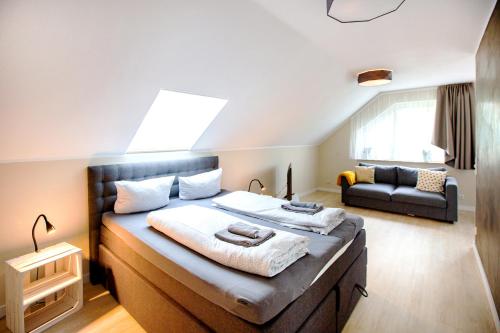 sypialnia z łóżkiem i kanapą w pokoju w obiekcie Modernes Studio in Stadtnähe w mieście Würzburg