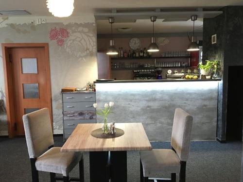 Lounge nebo bar v ubytování Restaurace a Penzion U Lesa
