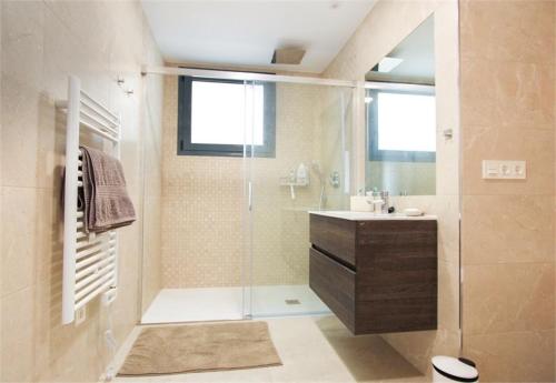 łazienka z prysznicem i umywalką w obiekcie Villa Jaz w mieście Torrox