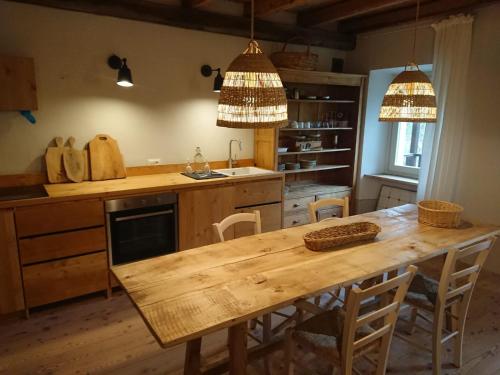 BioglioにあるAgriturismo Borgo Cà del Beccaの木製テーブルと椅子付きの広いキッチン