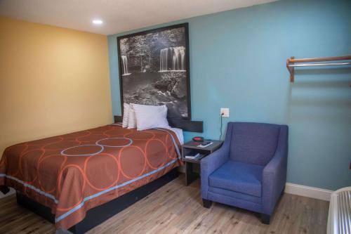 Un pat sau paturi într-o cameră la Super 8 by Wyndham Mountain Home