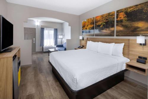 Ένα ή περισσότερα κρεβάτια σε δωμάτιο στο Days Inn by Wyndham Jackson