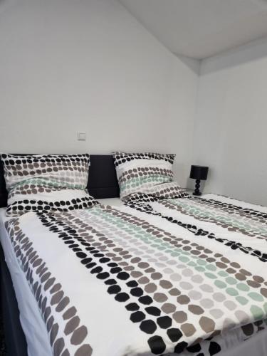een bed met twee kussens erop bij SM Apartment in Triberg