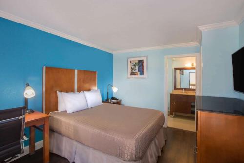 Кровать или кровати в номере Days Inn by Wyndham Florida City