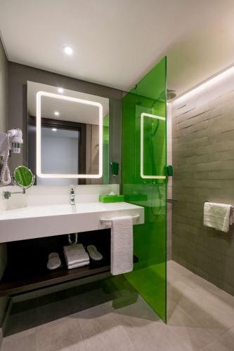 Bilik mandi di Park Inn by Radisson Izmir