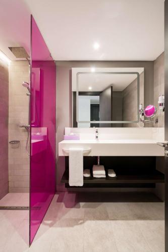 Bilik mandi di Park Inn by Radisson Izmir