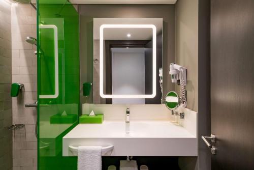 Bilik mandi di Park Inn by Radisson Izmir
