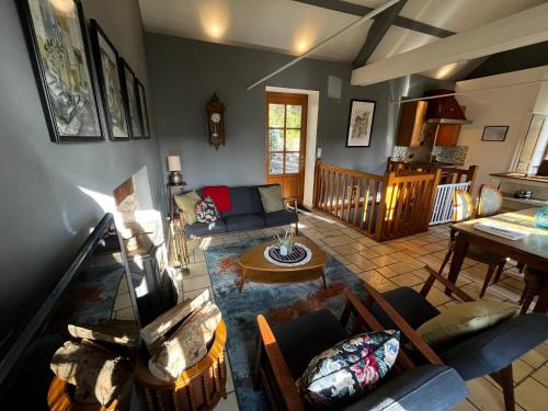 un salon avec un canapé et une table dans l'établissement Charming Cottage in Chateau les Roches gardens, à Mont-Saint-Jean