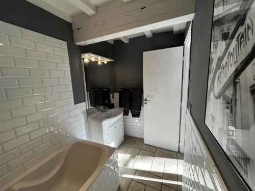 un bagno con vasca, WC e lavandino di Charming Cottage in Chateau les Roches gardens a Mont-Saint-Jean