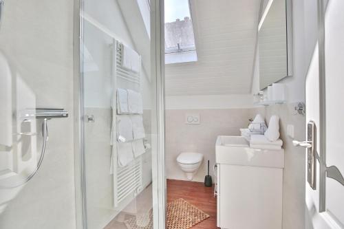 a white bathroom with a shower and a toilet at Ferienparadies Klingberg Ferienparadies Klingberg Appartement 4 in Klingberg