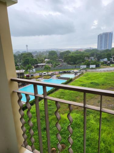 een balkon met uitzicht op een zwembad bij Kate's Corner @ One oasis Condo in Cagayan de Oro