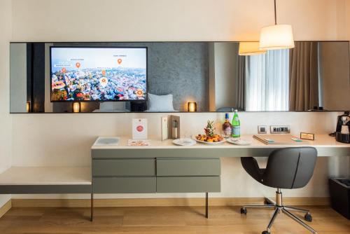 イスタンブールにあるDosso Dossi Hotels & SPA Downtownのデスク、壁掛けテレビが備わる客室です。