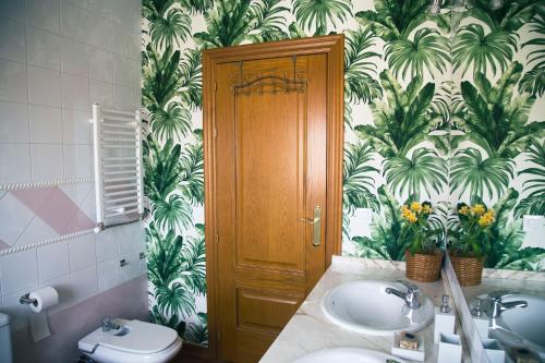a bathroom with a toilet and a sink at Casa rural La Esencia de Don Quijote in Bolaños de Calatrava