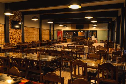 Restoran atau tempat lain untuk makan di Treville Hotel
