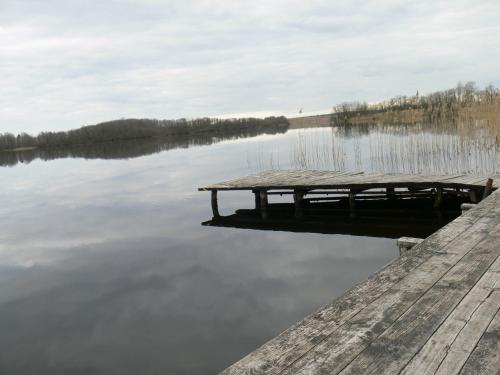 un muelle en medio de un lago en International Camp club Bereg Best Beach Stylish Coastline Ukleyno Lake National Park Valdai, en Maloye Ukleyno