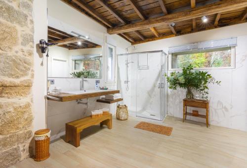 a bathroom with a shower and a sink at Entre Os Ríos - Casa Rural y Enoturismo in Pobra do Caramiñal