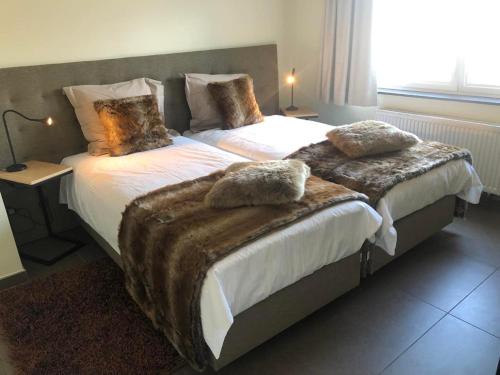 two beds in a hotel room with two at Logies Dampoort in Ghent