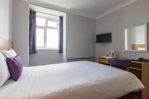 Cama o camas de una habitación en The Norbreck Hotel by Compass Hospitality