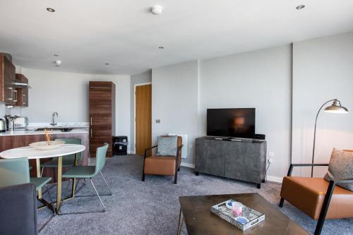 TV at/o entertainment center sa Best City Views, Sleeps 6, Fabulous Interiors