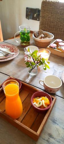 Bains de Secours, Chambres d'hotes في Sévignacq-Meyracq: طاولة خشبية عليها صينية طعام