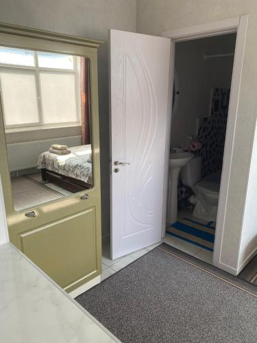een badkamer met een deur en een spiegel in een kamer bij Soroca Motel in Soroca